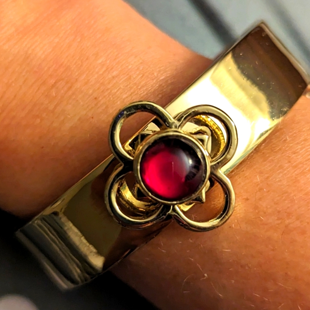 Valeska gold colored cuff bracelet with round, red stone